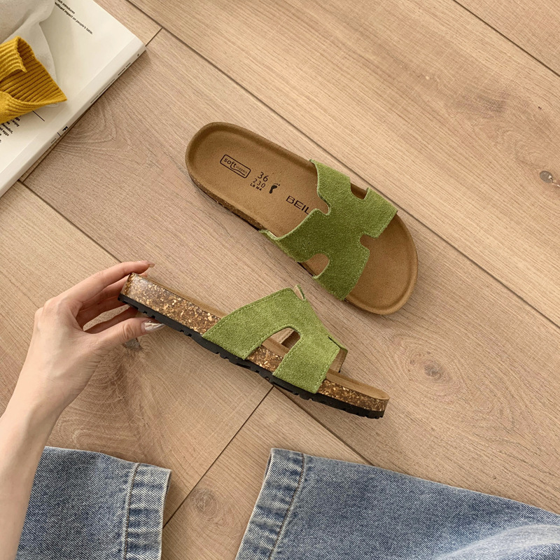 Hot selling slippers for women in summer, versatile and comfortable. 2025 new model, popular online, fashionable, soft soled, casual, flat bottomed, and cool slippers for outdoor wear