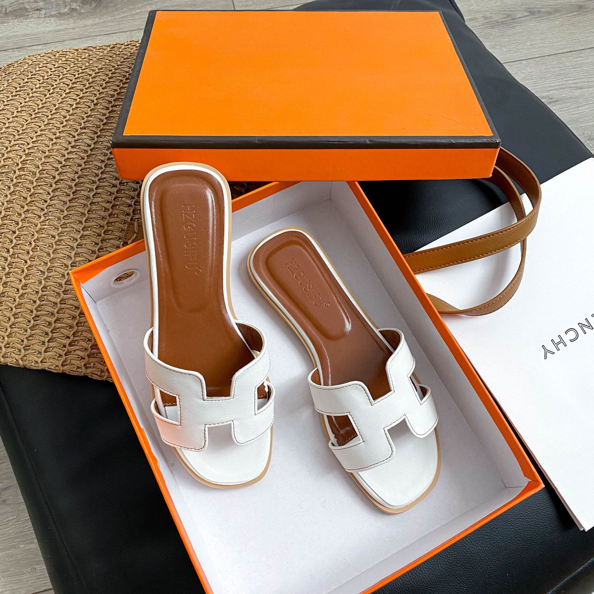 Slippers for women's outdoor wear, 2025 new Instagram trendy spring and summer versatile cool slippers, fashionable beach flat bottom straight drag