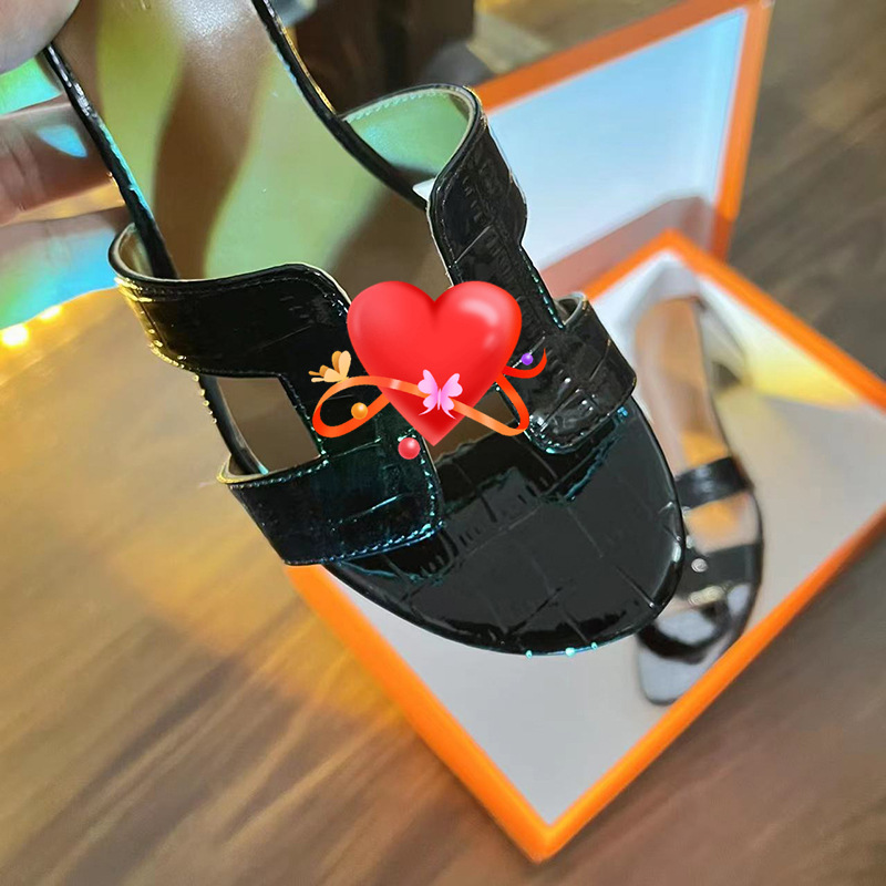 Slippers for women wearing high heels and sandals for summer 2025. New versatile style with thick heels and a straight line. Beach shoes for women. Cool sandals