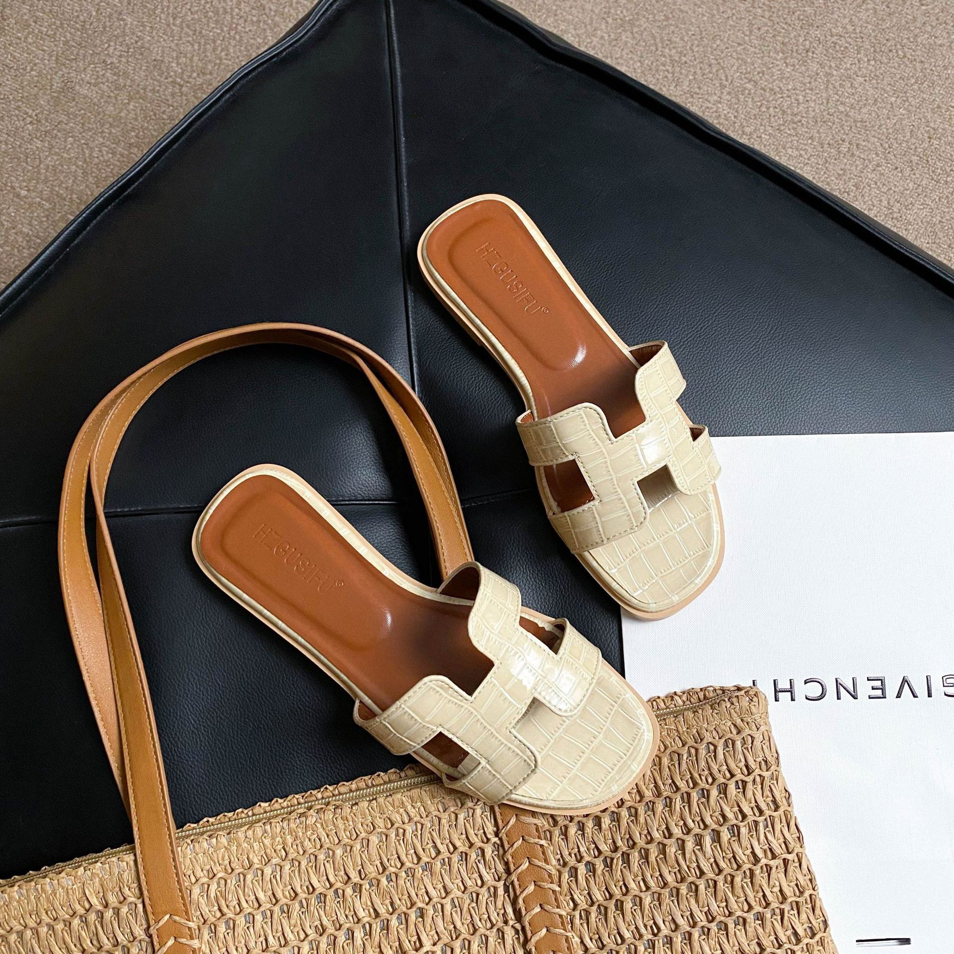 Slippers for women's outdoor wear, 2025 new Instagram trendy spring and summer cool slippers, fashionable beach flat bottom, one line drag, versatile
