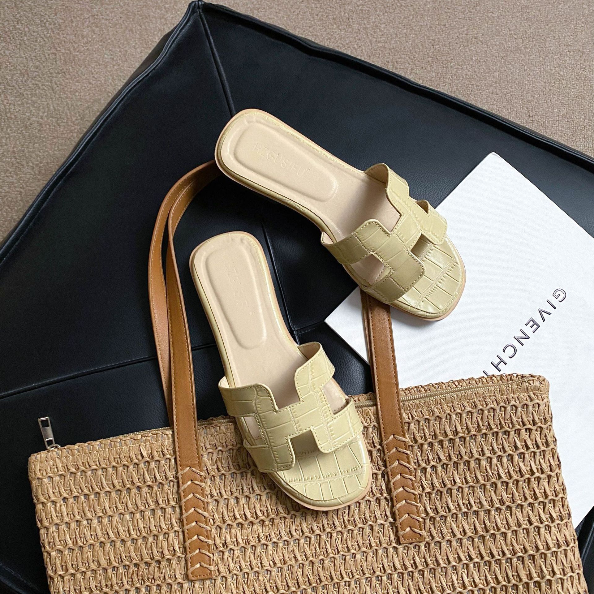 Crocodile patterned slippers for women's outdoor wear 2025 new summer fashion versatile flat bottomed straight trawl red beach travel sandals