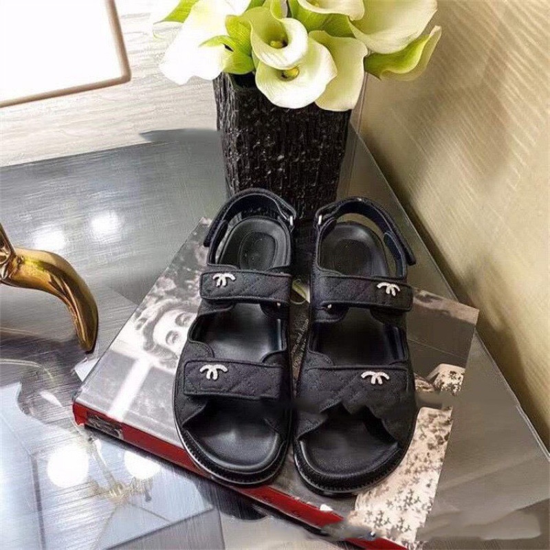 High version Xiaoxiangfeng one-piece Velcro sandals for women, 2023 new summer thick sole versatile internet celebrity