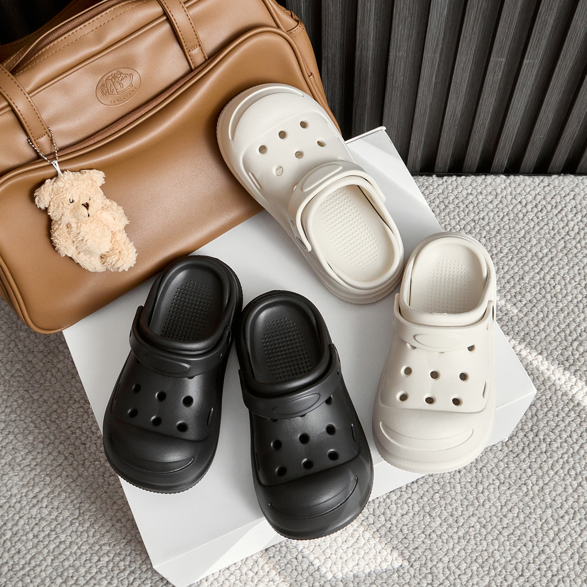 Women's 2025 summer shoes with a feeling of stepping on poop and holes, 5cm thick sole, anti slip and anti odor beach toe cover, wearing slippers for women