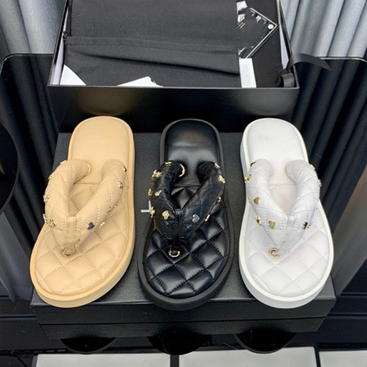 C-letter metal buckle clip toe sandals for spring and summer 2025 fashion, light luxury diamond grid leather round toe sandals for women