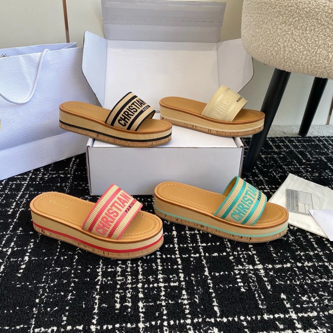 2025D New Fashionable Thick Bottom One Word Slippers for External Wearing, Embroidered with Exposed Toes, Versatile, European and American Height Increasing Cool Slippers