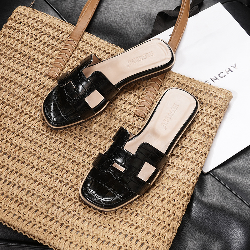 Crocodile patterned slippers for women's outdoor wear 2025 new summer fashion versatile flat bottomed straight trawl red beach travel sandals