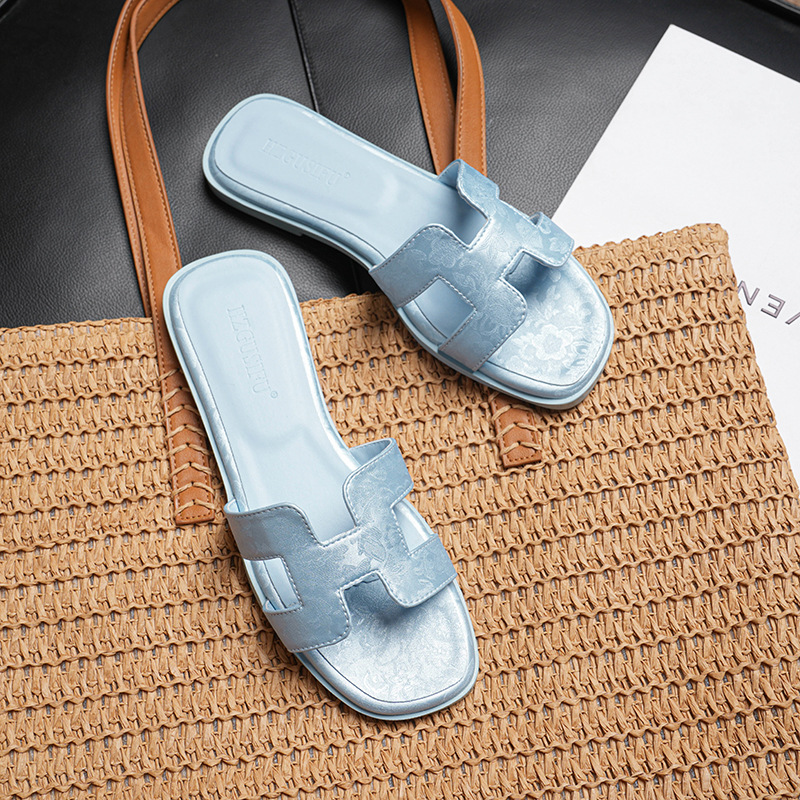 Slippers for women wearing out 2025 new summer fashion versatile silk flat bottomed straight drag beach tourism cool drag women