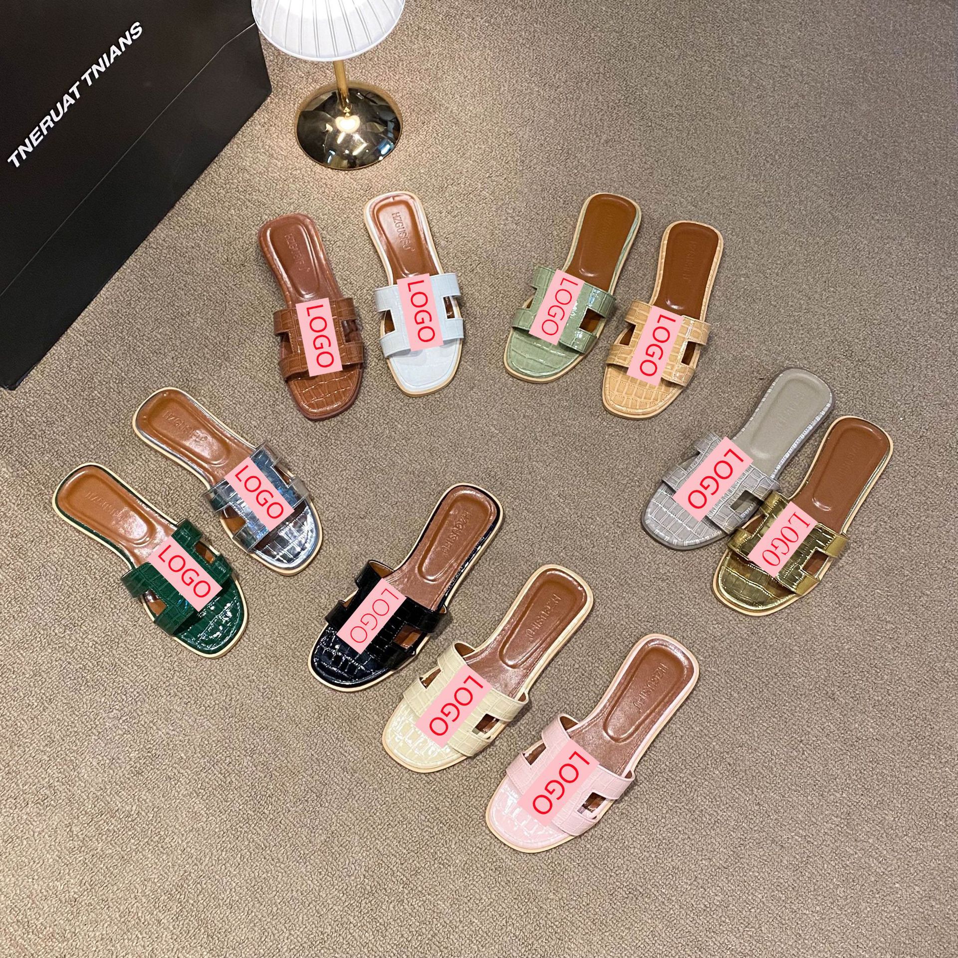 Slippers for women wearing out, 2025 new Instagram trendy summer cool slippers, fashionable beach flat bottom, straight drag, stone pattern