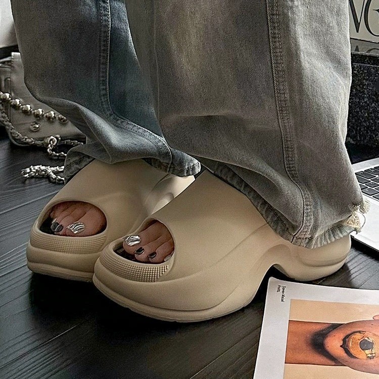 Thick soled slippers with a sense of stepping on feces for women 2025 new summer non slip outdoor wear for women indoor soft soled beach sandals new style