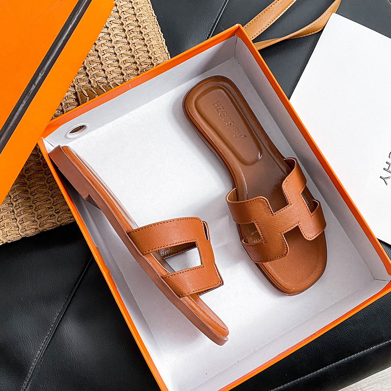 Slippers, women's outdoor wear, 2025 new style, summer fashion, versatile, flat bottomed, straight drag, beach travel sandals, foreign trade
