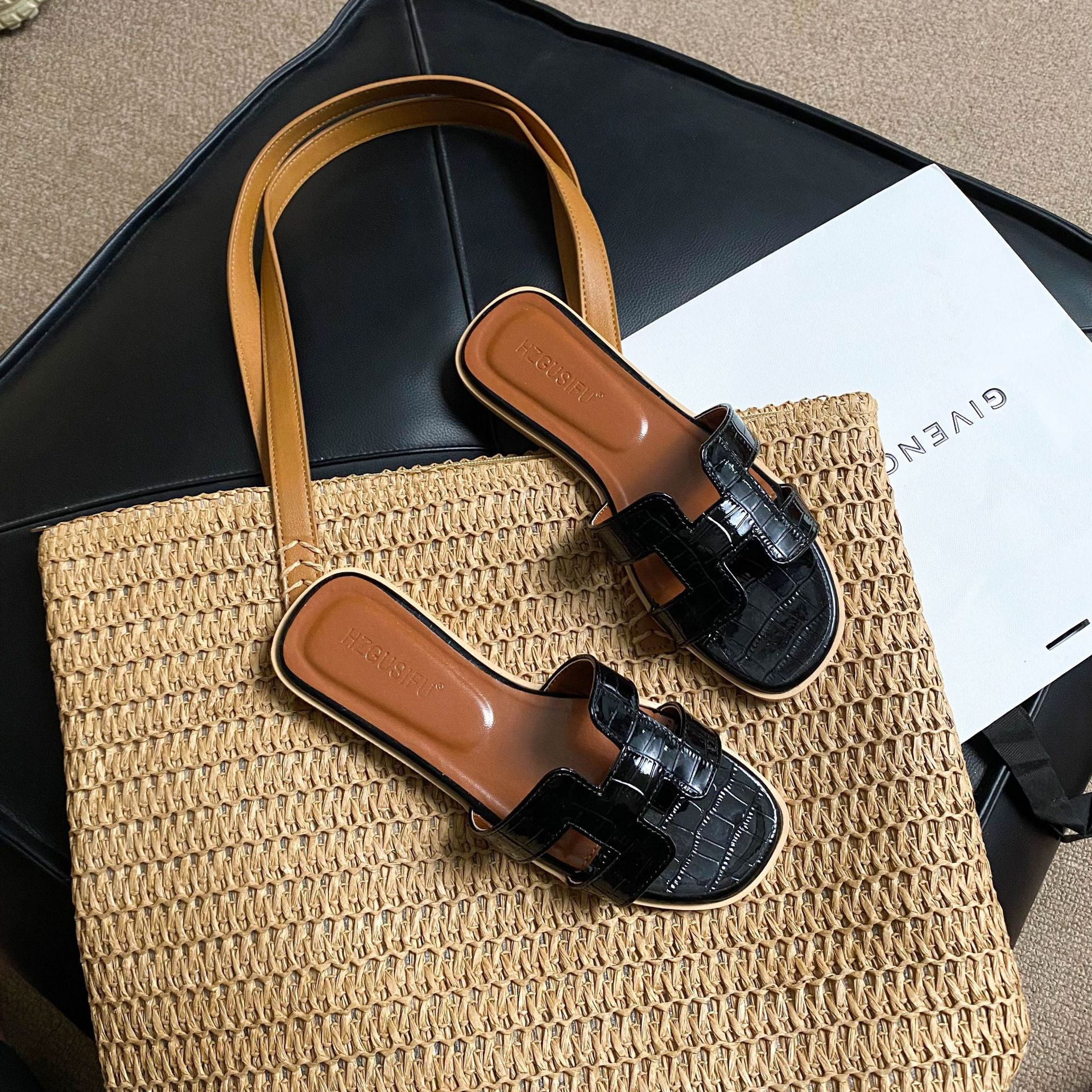 Slippers for women wearing out, 2025 new Instagram trendy summer cool slippers, fashionable beach flat bottom, straight drag, stone pattern