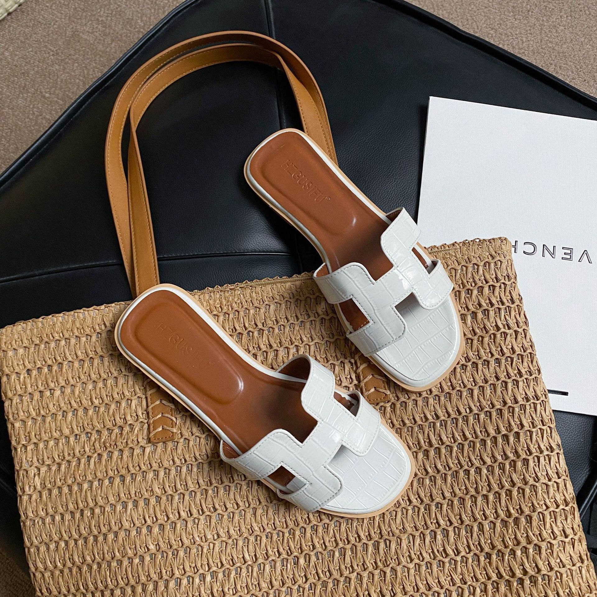 Slippers for women's outdoor wear, 2025 new Instagram trendy spring and summer cool slippers, fashionable beach versatile flat bottom straight drag