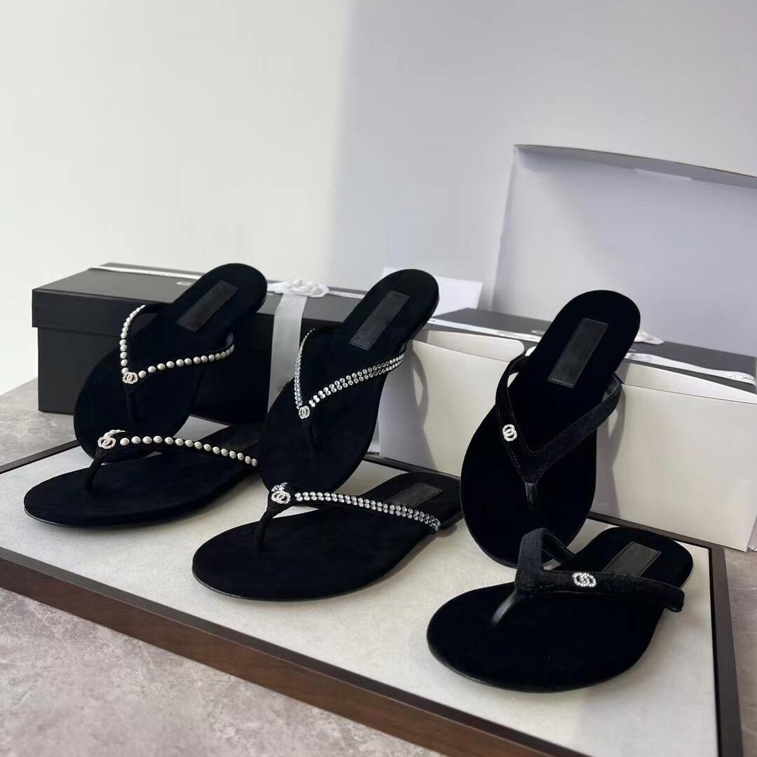 Xiaoxiangfeng flat toe flip flops for women's outdoor wear 2025 summer new genuine leather flip flops vacation beach rhinestone sandals