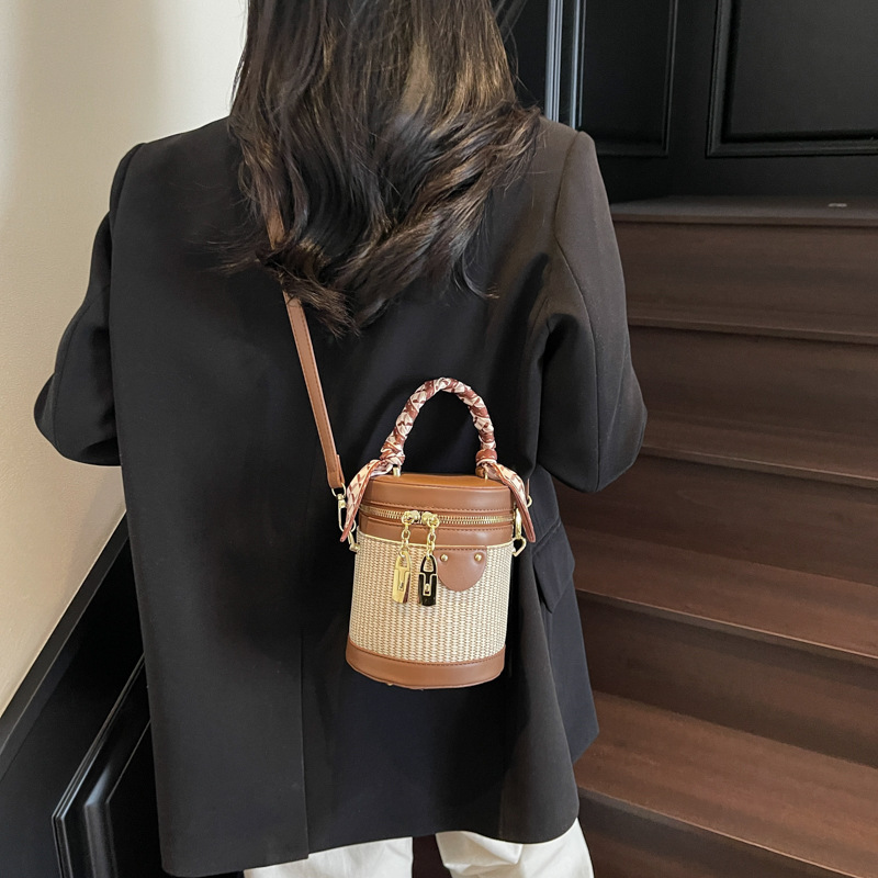 Foreign trade high-end western-style women's cylindrical bag versatile 2025 niche design handbag retro shoulder crossbody bag