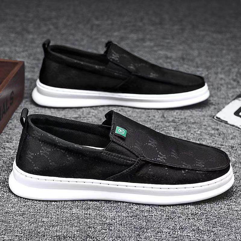 Cross border men's shoes 2022 new men's cloth shoes breathable board shoes, foot pedaling thin bean shoes men's casual canvas shoes