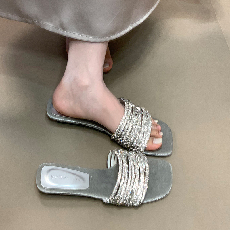 Fashionable one-piece slippers for women in summer, worn by lazy people, with rhinestones and low heels, exposed toes, and a sense of luxury