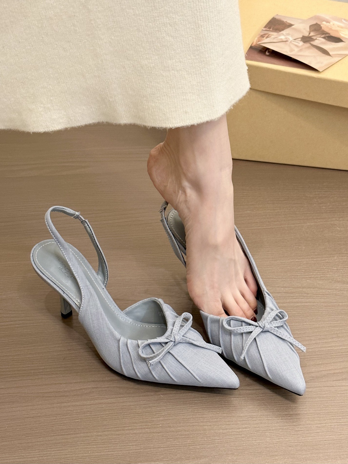 Purple mist and lilacs! Temperament pointed, wrinkled, toe wrapped, empty sandals for women in spring 2025, gentle high heels, single shoes