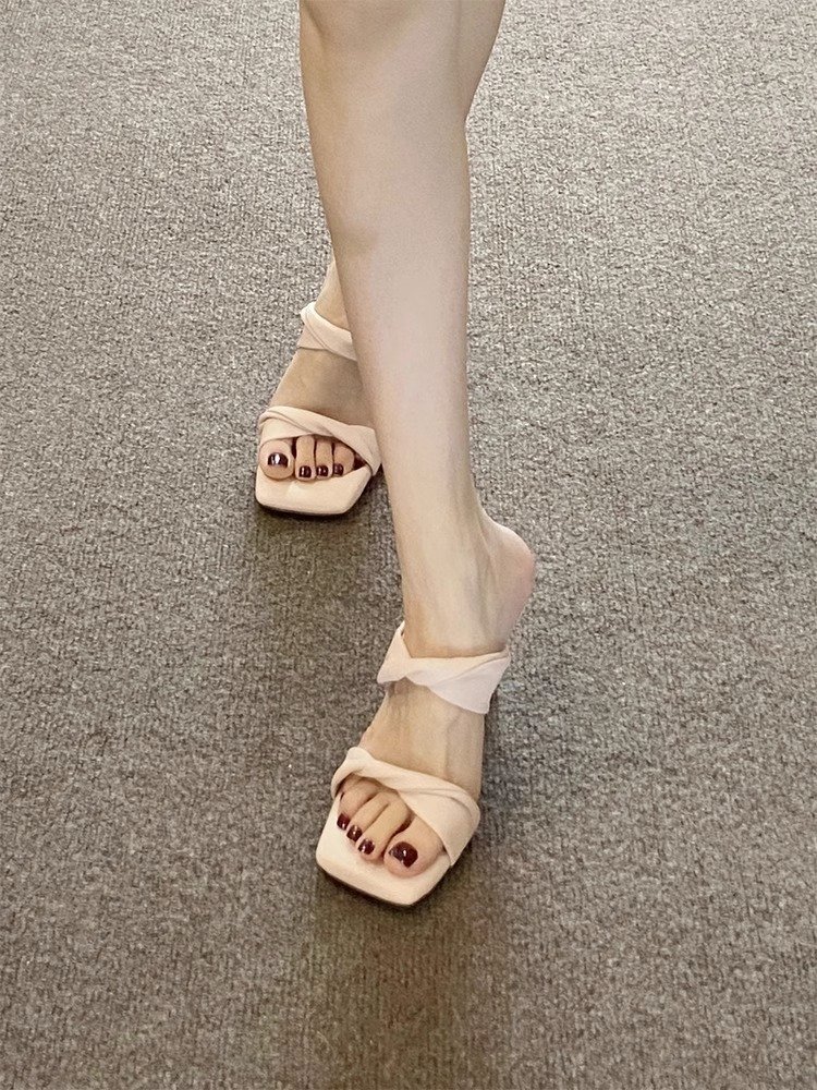 OMG！！ Extremely beautiful! High heels with a poop like feel, sandals, comfortable on the feet, square toe, thin heel, straight strap, cool slippers