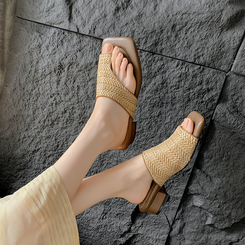 French retro vacation style woven clip toe sandals for women's summer wear, with a niche design and thick heels