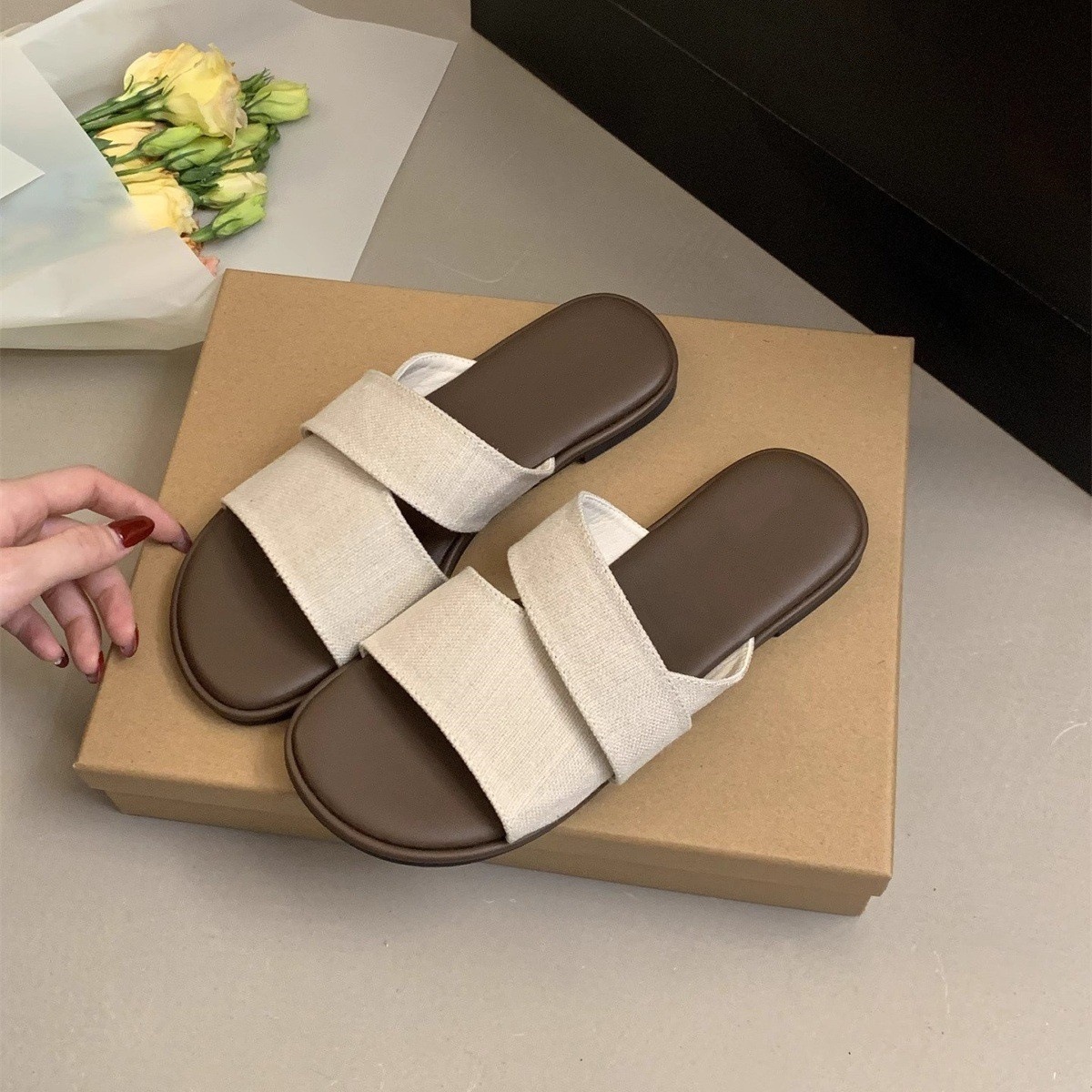 Flat slippers for women's summer outdoor wear, 2025 new style, simple and casual, lazy beach vacation style, straight drag beach shoes