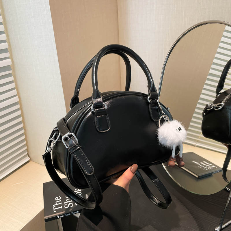Advanced texture retro bag for women 2025 new versatile crossbody bag, fashionable hand-held bowling bag, cross-border foreign trade