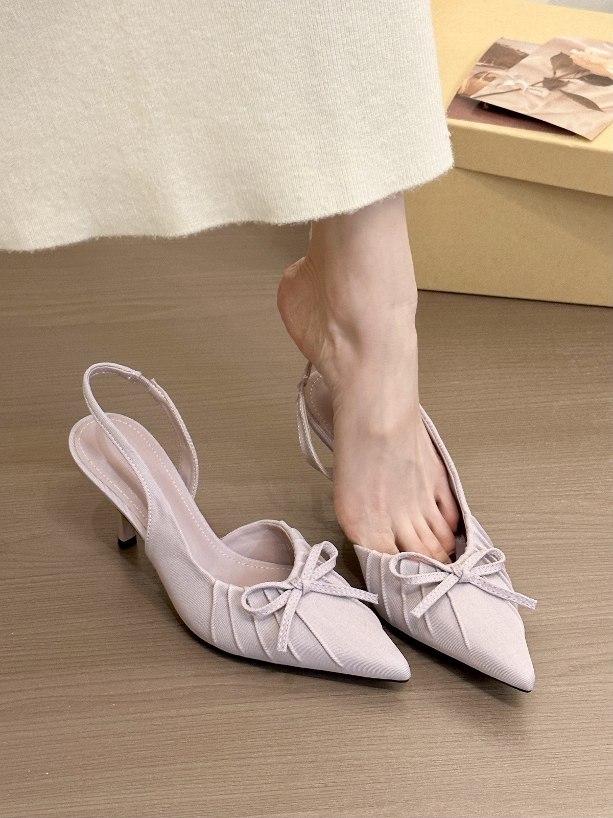 Purple mist and lilacs! Temperament pointed, wrinkled, toe wrapped, empty sandals for women in spring 2025, gentle high heels, single shoes