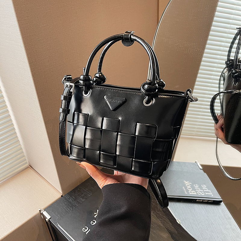 Autumn and winter vintage hand-held bucket bag, high-end women's bag, ins design sense, woven vegetable basket, crossbody bag, fashionable bag