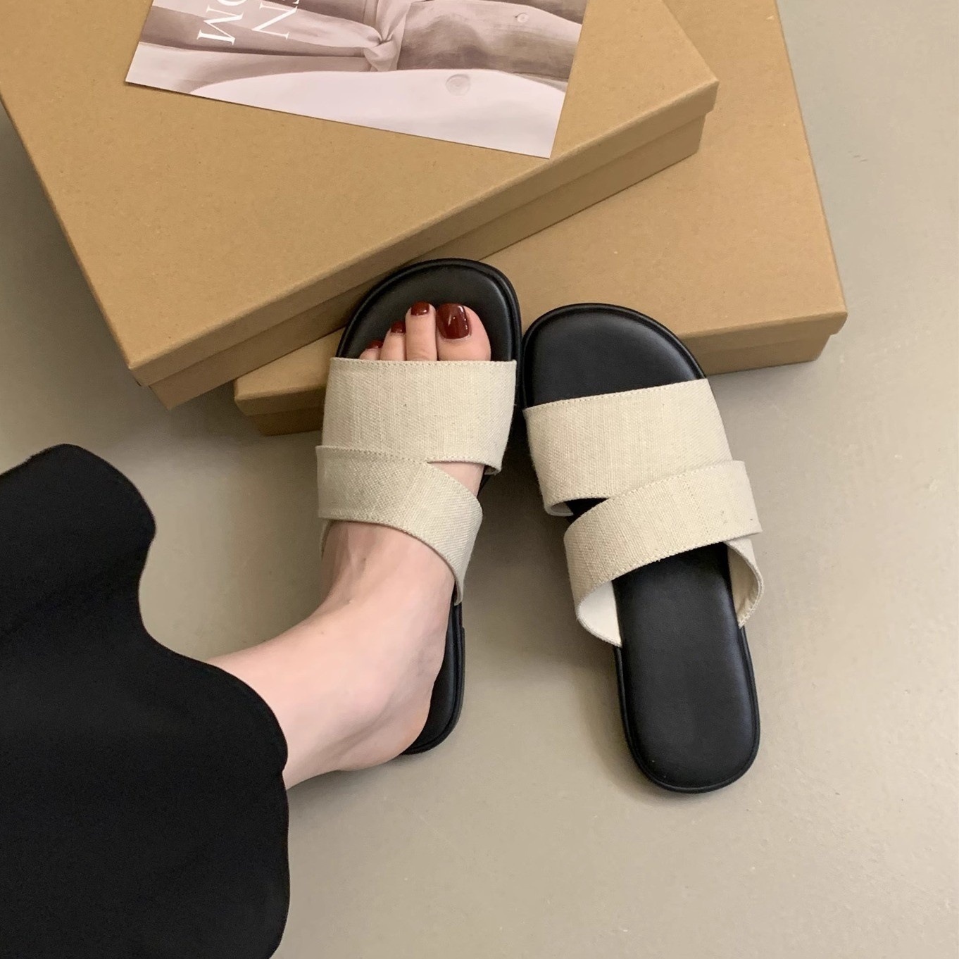 Flat slippers for women's summer outdoor wear, 2025 new style, simple and casual, lazy beach vacation style, straight drag beach shoes
