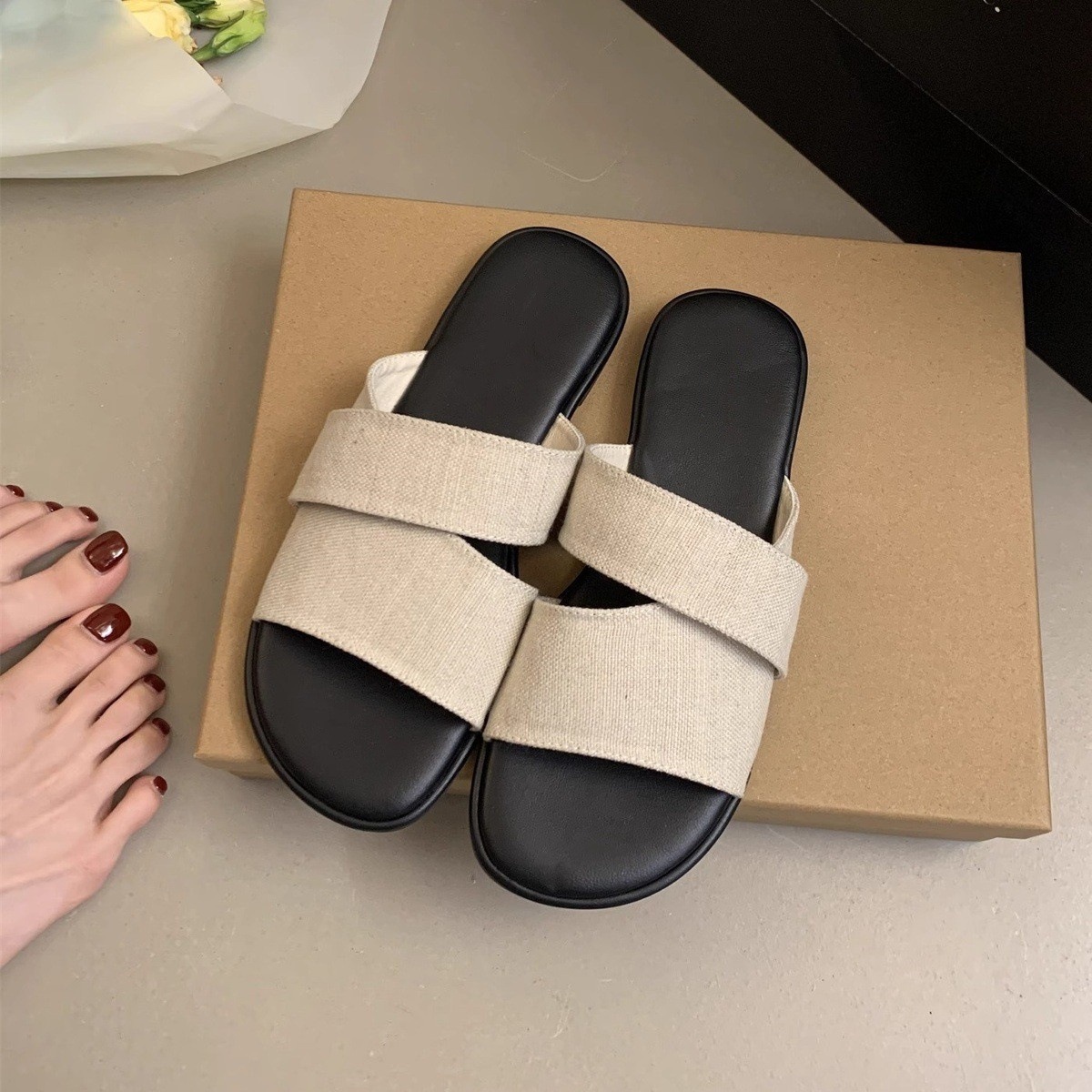 Flat slippers for women's summer outdoor wear, 2025 new style, simple and casual, lazy beach vacation style, straight drag beach shoes