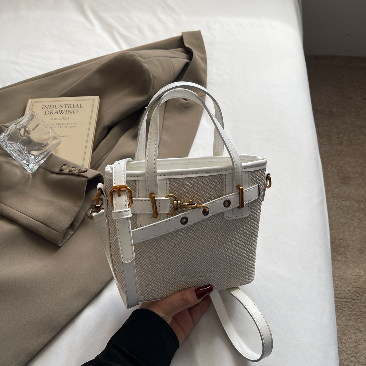 2025 New Style Handheld Bucket Bag for Women's Sen Cute Trend Korean Edition Western Style Crossbody Bag Autumn/Winter Retro Shoulder Bag