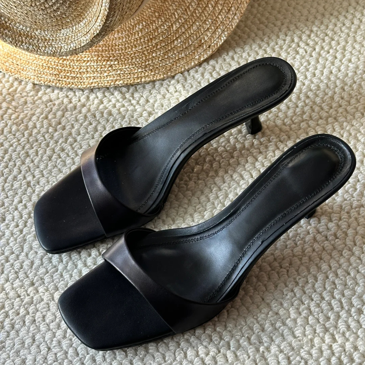 French style high-heeled sandals for women with a square toe and exposed toe, minimalist style and slim heels