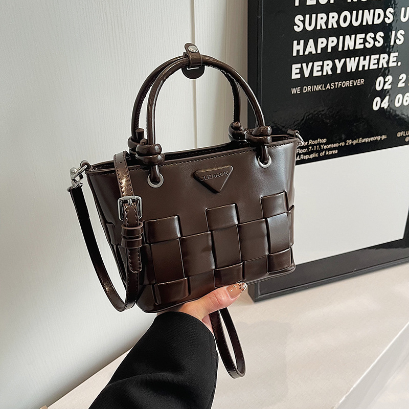 Autumn and winter vintage hand-held bucket bag, high-end women's bag, ins design sense, woven vegetable basket, crossbody bag, fashionable bag