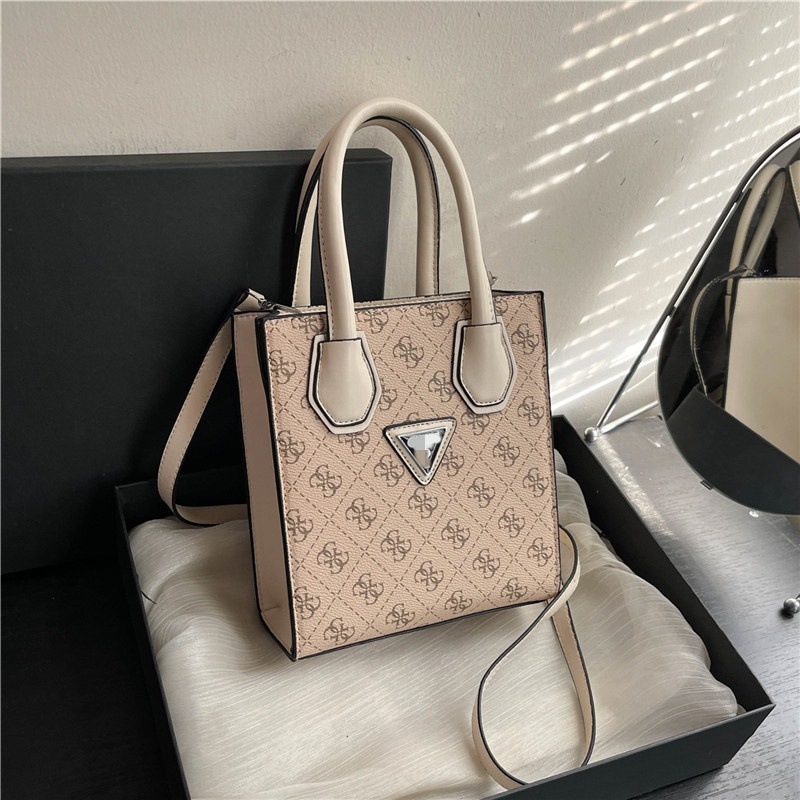 Niche Design 2025 Vertical Handbag Cross border Commuting Bags Single Shoulder Crossbody Large Capacity Women's Bag Foreign Trade