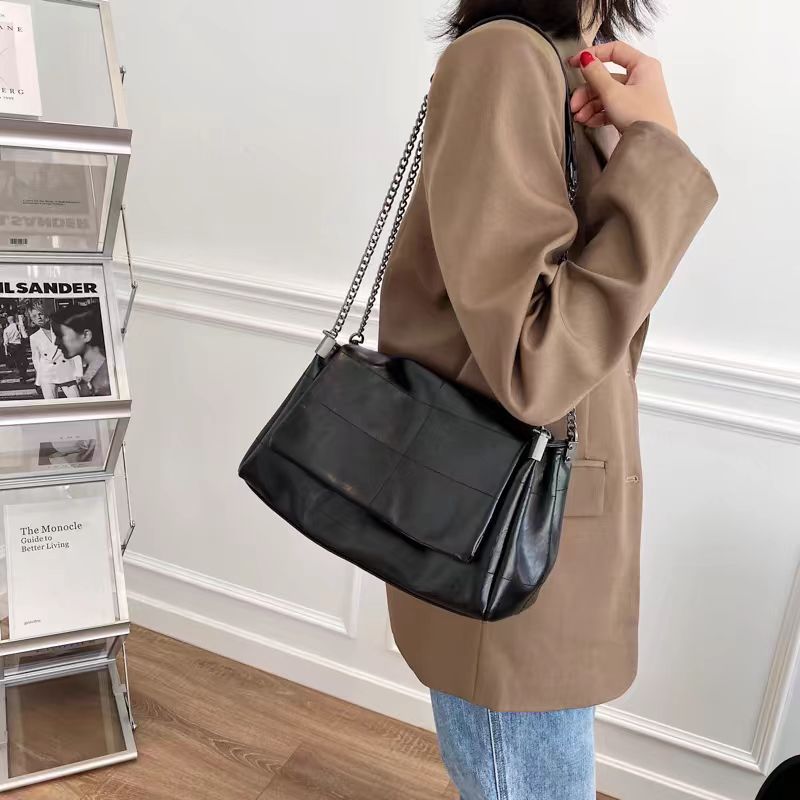 Z Home Women's Bag Fashion Versatile Large Capacity Commuter Chain Bag Stray Black Rock Style Flip Bag Trendy Single Shoulder