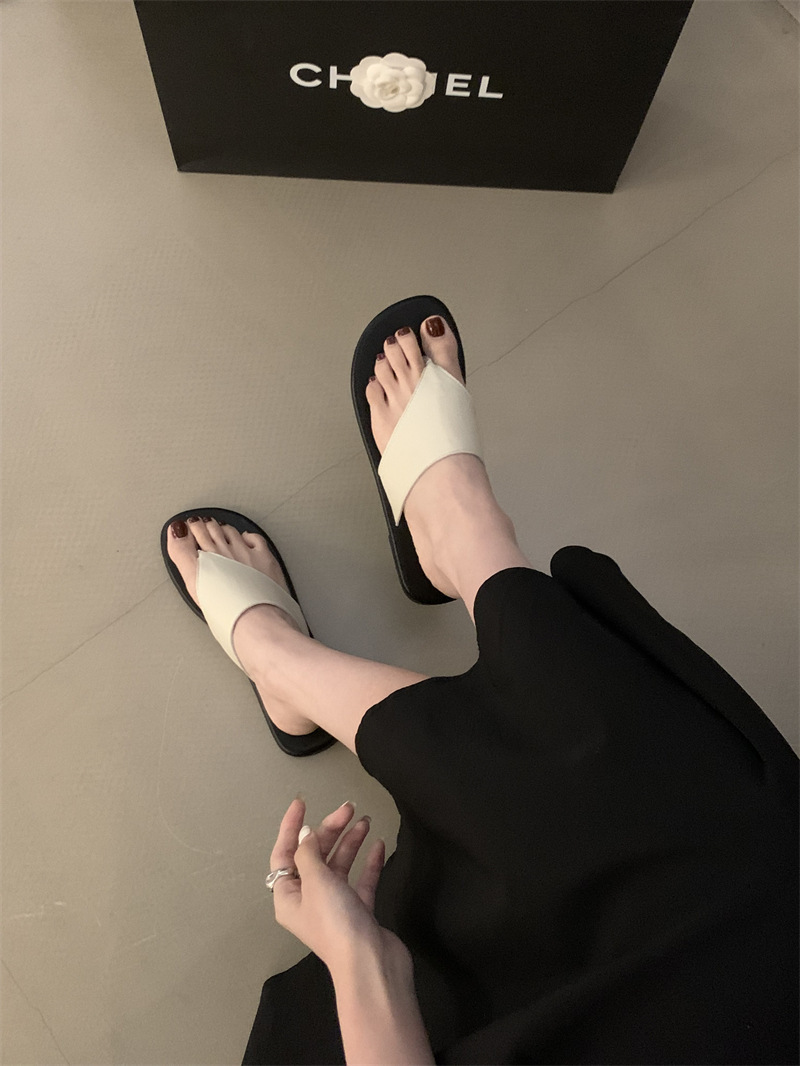 Soft soled comfortable flip flops Korean version casual versatile flip flops 2024 summer beach shoes fashionable flat sandals