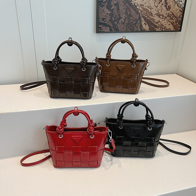 Autumn and winter vintage hand-held bucket bag, high-end women's bag, ins design sense, woven vegetable basket, crossbody bag, fashionable bag