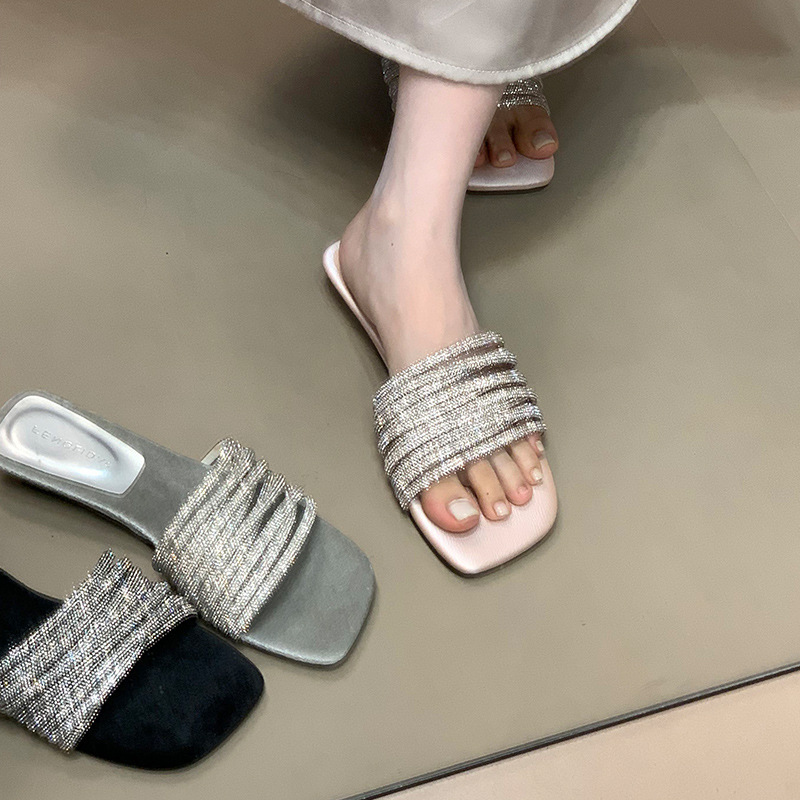 Fashionable one-piece slippers for women in summer, worn by lazy people, with rhinestones and low heels, exposed toes, and a sense of luxury