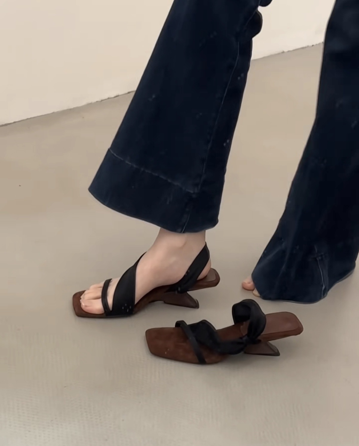 Color blocking retro spicy girl style! Square head suede one-piece with sloping heel slippers for women in summer, Korean version with exposed toes and high heels sandals