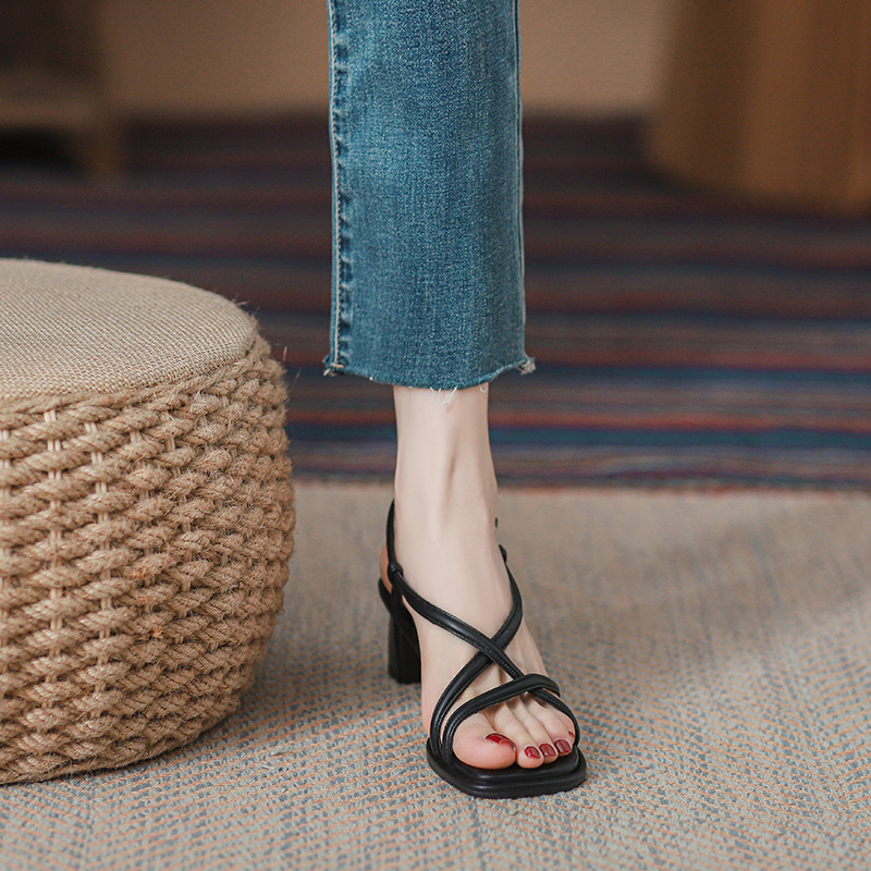 Exquisite sandals for women, 2024 summer new item, worn outside with fairy style, medium thick heel, French style, short high heels