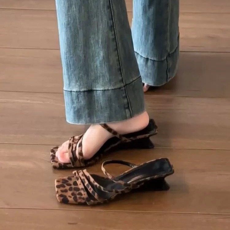 Slope heel leopard print French exquisite small cool slippers fairy shoes 2024 new summer wear high heels temperament sandals