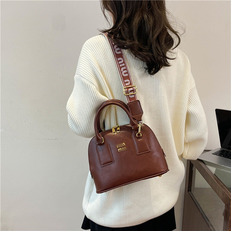 Cross border foreign trade hot item 2024 new European and American fashionable shoulder bag in stock good quality
