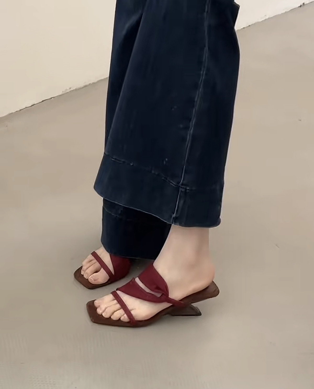 Color blocking retro spicy girl style! Square head suede one-piece with sloping heel slippers for women in summer, Korean version with exposed toes and high heels sandals