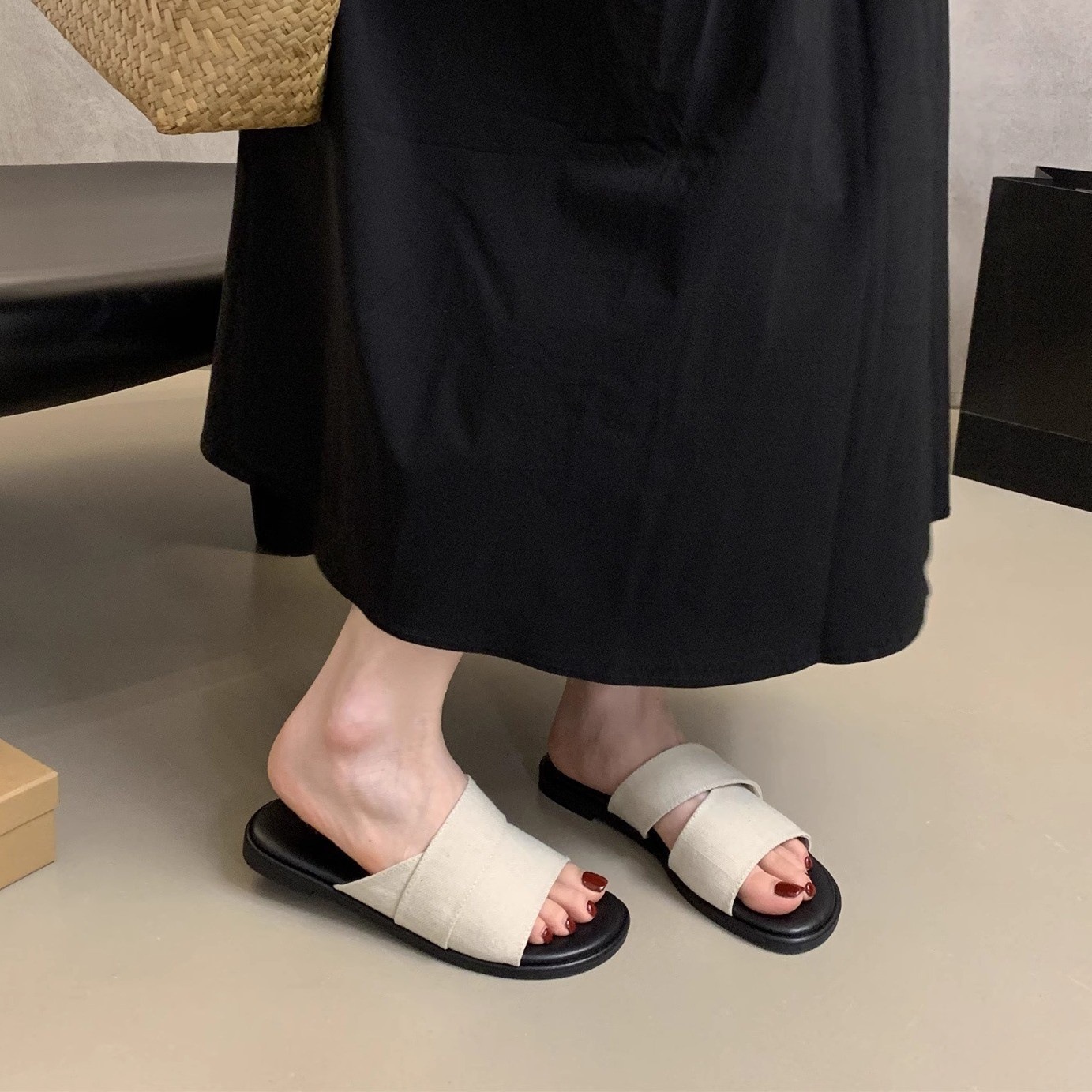 Flat slippers for women's summer outdoor wear, 2025 new style, simple and casual, lazy beach vacation style, straight drag beach shoes
