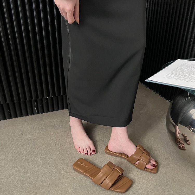 This design is fantastic! Bare toed square toe woven flat bottom slippers for women wearing outdoors 2023 summer soft bottom beach sandals