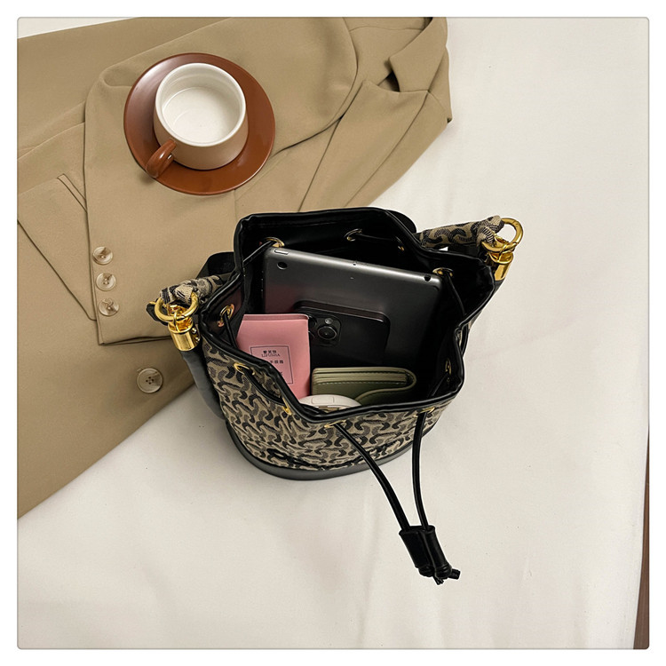 2025 New Fashionable Mix and Match Color Drawstring Bucket Bag Handheld Single Shoulder Cross Shoulder Trendy Women's Bag Cross border Foreign Trade