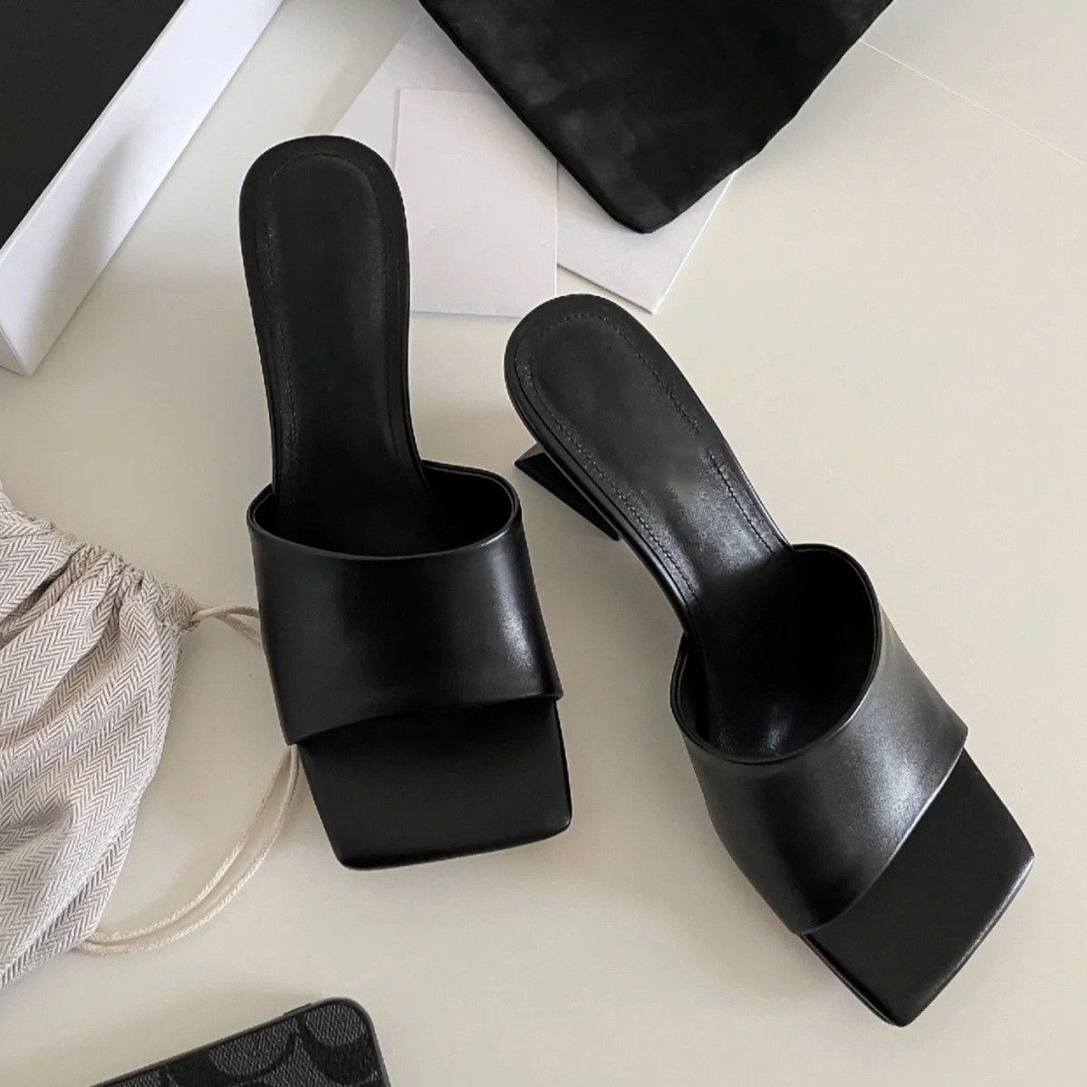 Square toed alien heel one-piece slippers for women with exposed toes exude a sense of luxury, while M ü ller shoes exude a high-heeled and cool vibe