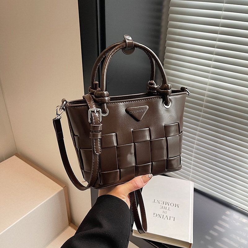Autumn and winter vintage hand-held bucket bag, high-end women's bag, ins design sense, woven vegetable basket, crossbody bag, fashionable bag
