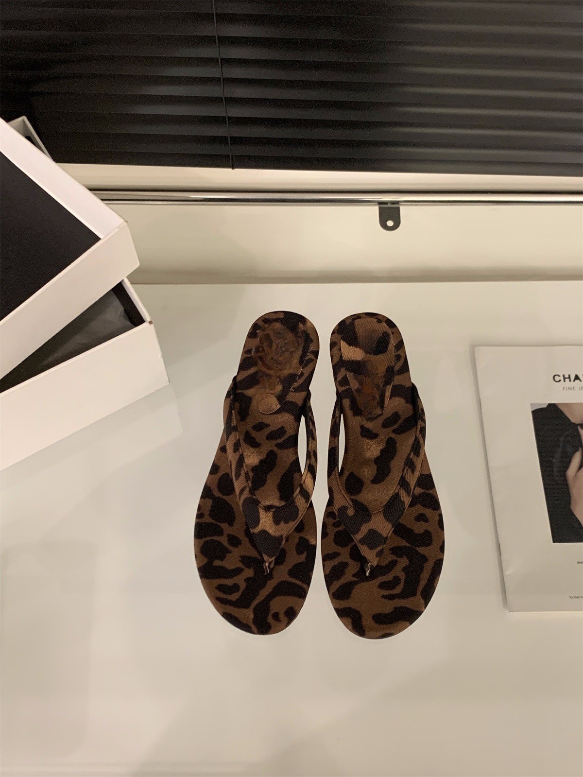 Slope heel high-heeled flip flops, women's shoes for outdoor wear, 2025 summer leopard print flip flops, small cool sandals, red sandals