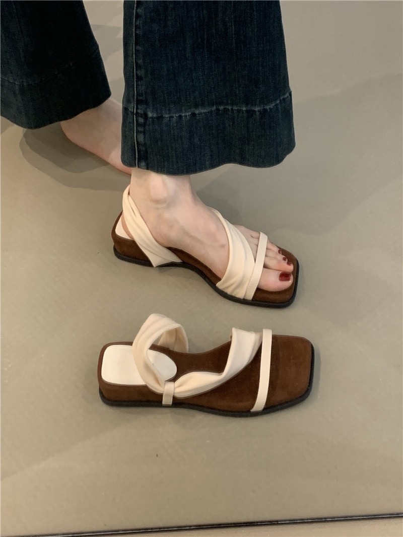 Thick soled square toe retro one-piece sandals for women's outdoor wear in summer 2025, paired with a skirt for casual two on Roman sandals