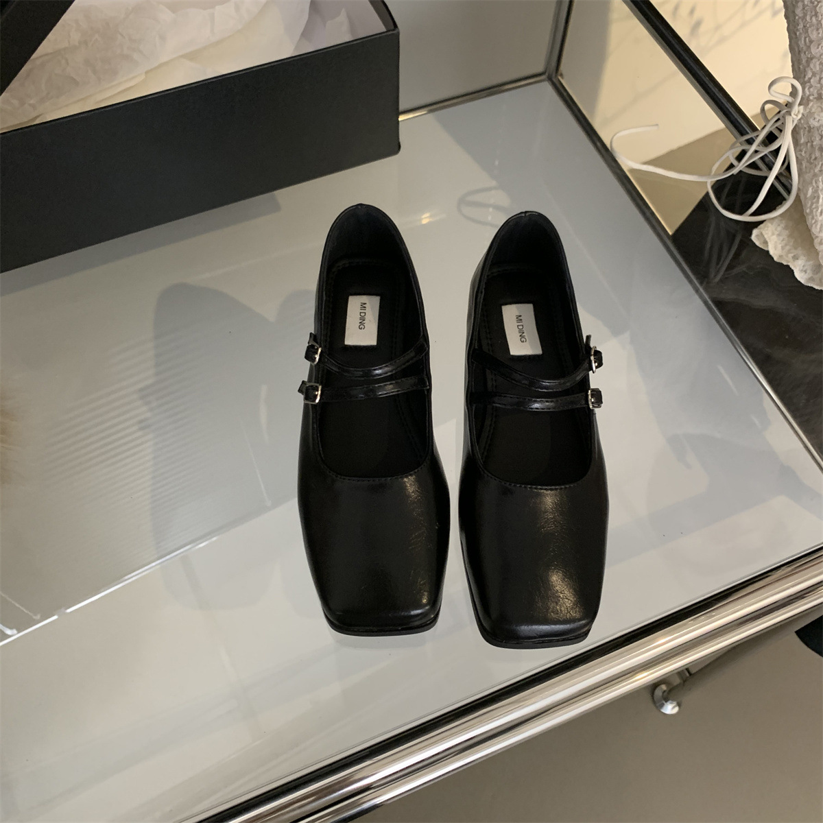 French evening style silver single shoe women's flat bottom 2023 autumn new style temperament fairy commuting square head shallow mouth Mary Jane